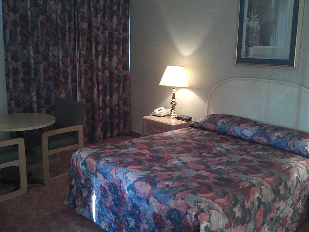 Postel nebo postele na pokoji v ubytování Empire Inn