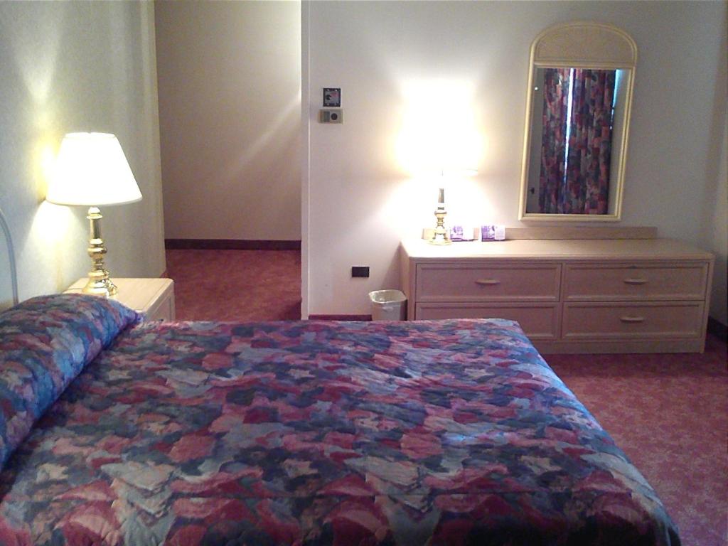 Postel nebo postele na pokoji v ubytování Empire Inn