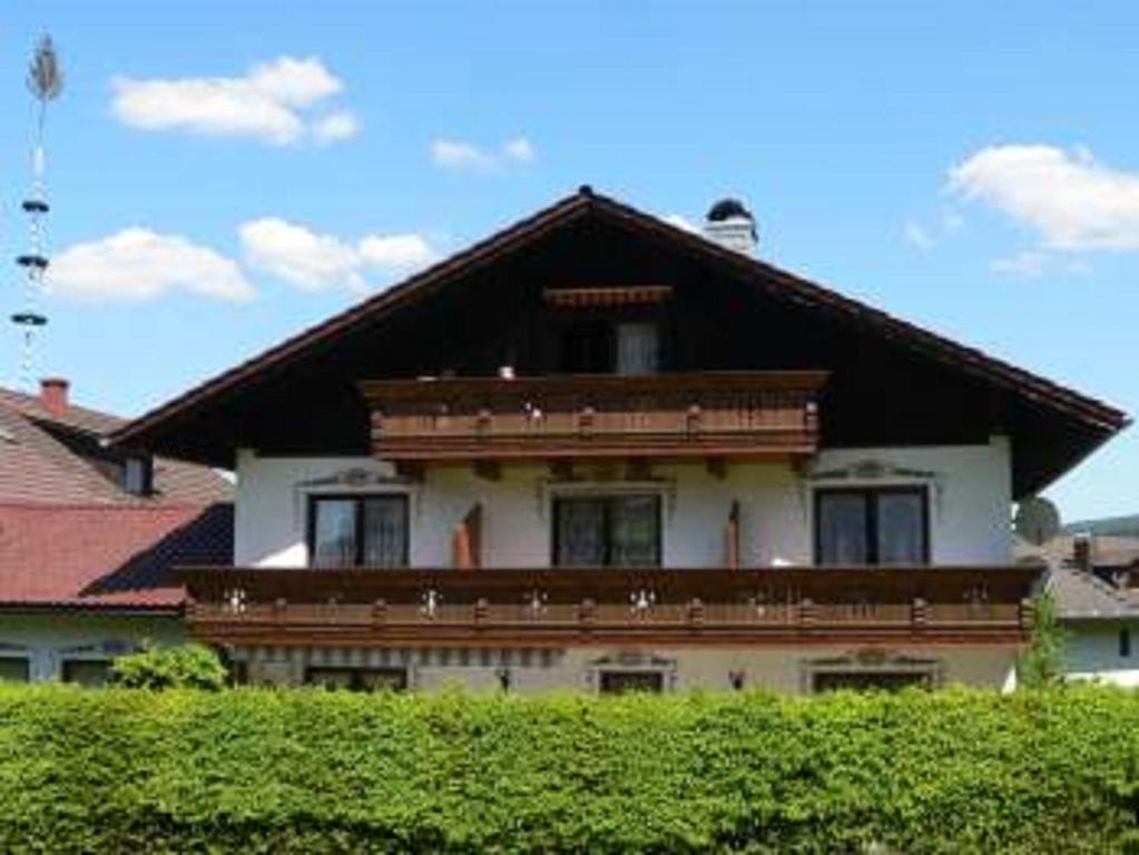 ein großes Haus mit einem braun-weißen in der Unterkunft Gästehaus Jutta in Lindberg