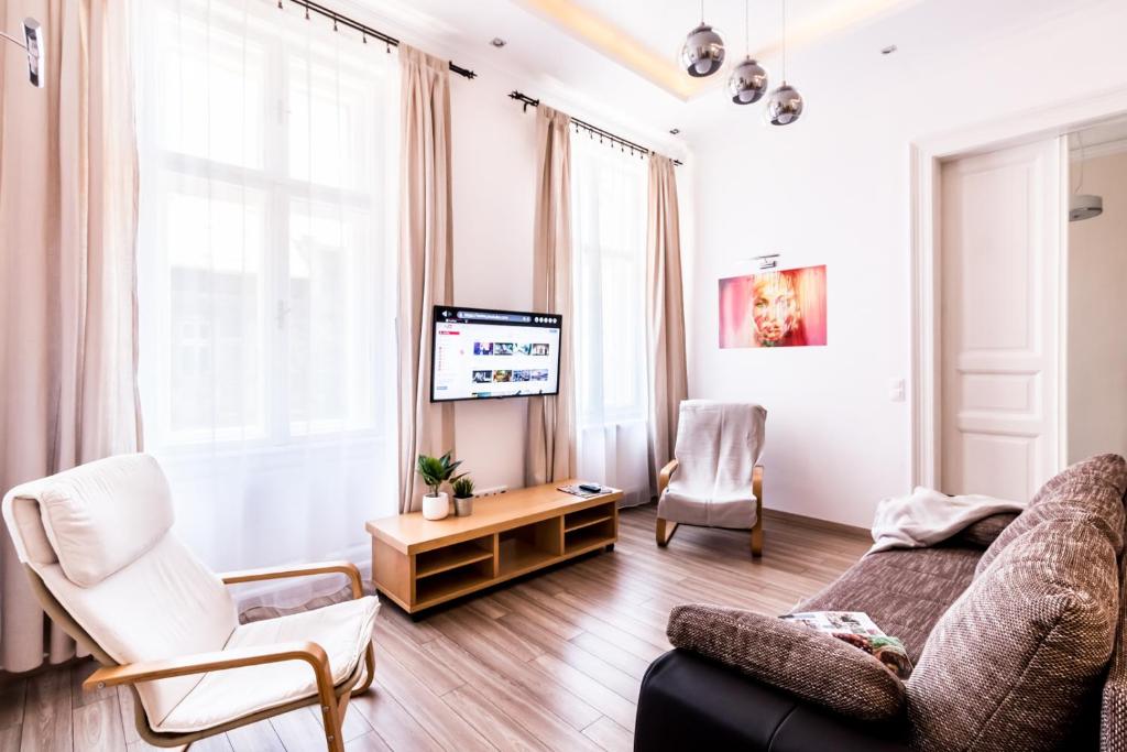 ブダペストにあるBpR D8 Premier Apartmentのリビングルーム(ソファ、テレビ付)