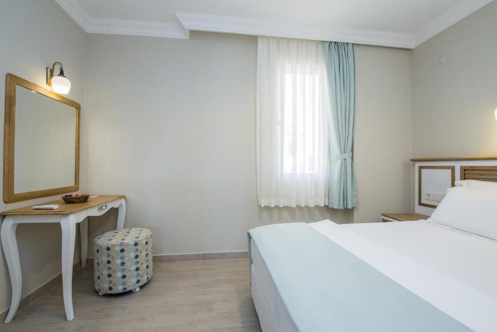 Postel nebo postele na pokoji v ubytování Datca Beyaz Ev Hotel