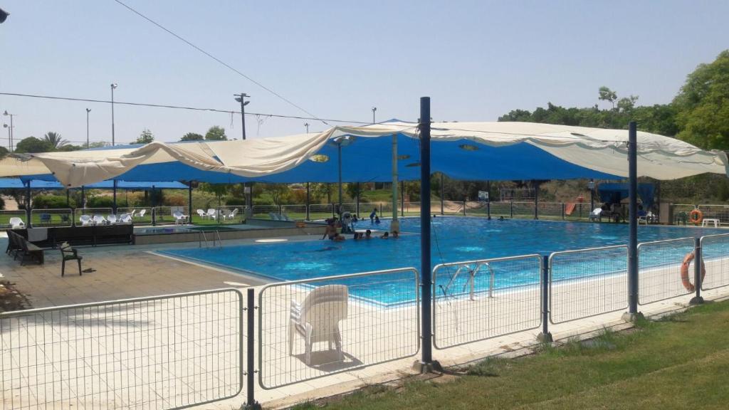 Bazén v ubytování Sapir Apartment nebo v jeho okolí