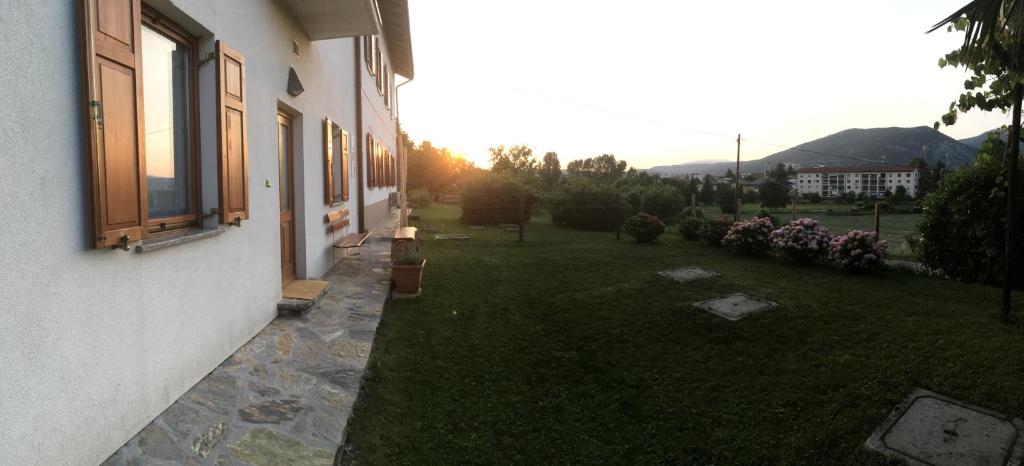 Blick auf einen Hof mit einem Haus in der Unterkunft Apartment Nova Gorica - Nočitve Falco in Nova Gorica