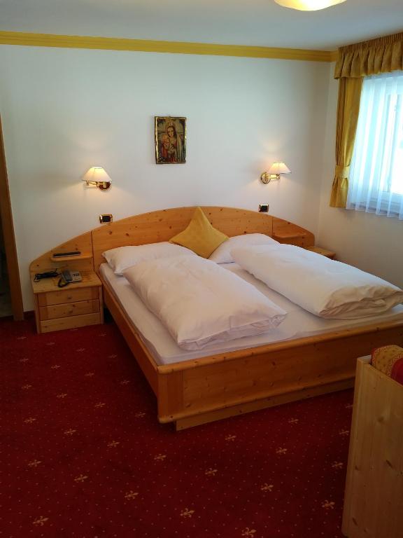 Łóżko lub łóżka w pokoju w obiekcie Garni Waltoy