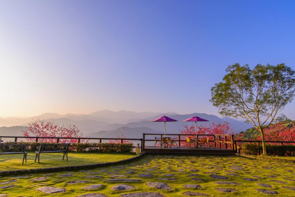 大同的住宿－宜蘭雅廬景觀渡假別墅，山脚下带长椅和遮阳伞的公园