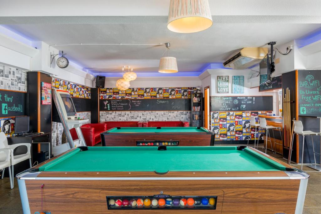 a billiard room with a pool table at Apartaments Els Llorers in Lloret de Mar