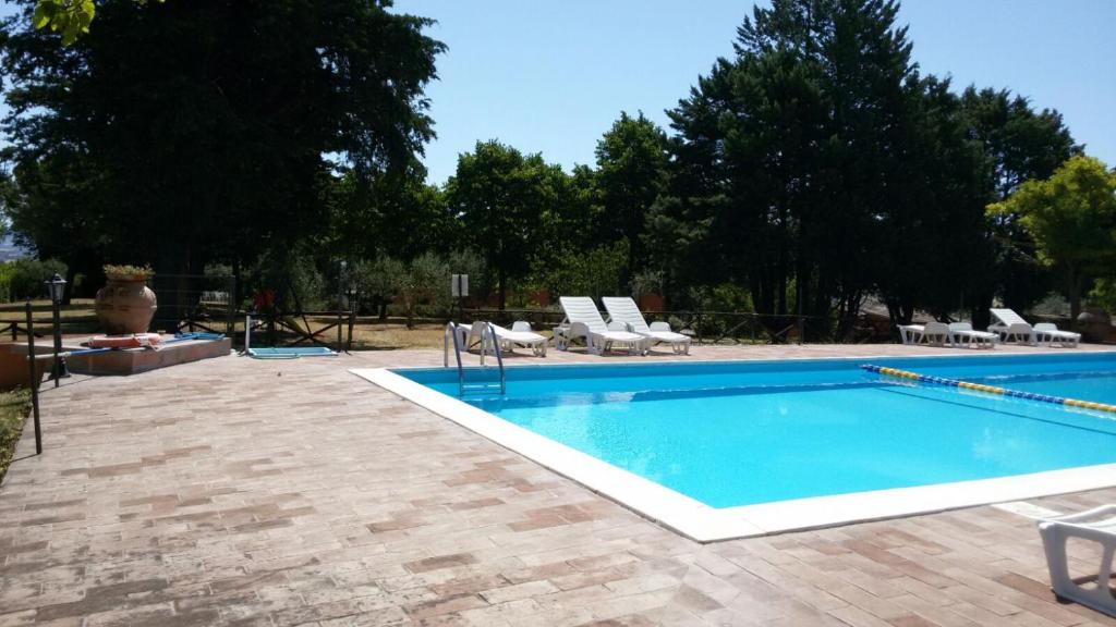 Basen w obiekcie Agritur Villa Osvaldo Castiglione del Lago Perugia Colazione Piscina acqua salata lub w pobliżu