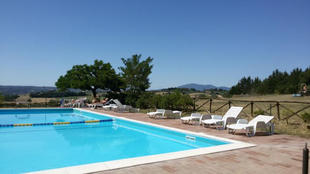 duży basen z leżakami w obiekcie Agritur Villa Osvaldo Castiglione del Lago Perugia Colazione Piscina acqua salata w mieście Castiglione del Lago
