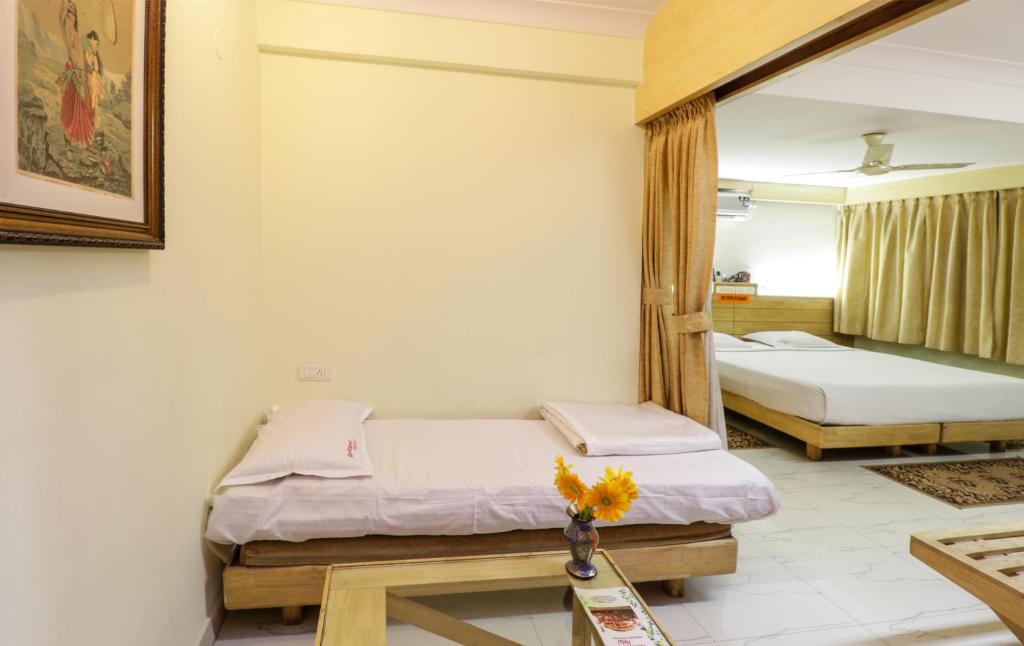 Postel nebo postele na pokoji v ubytování Parklane Hotel