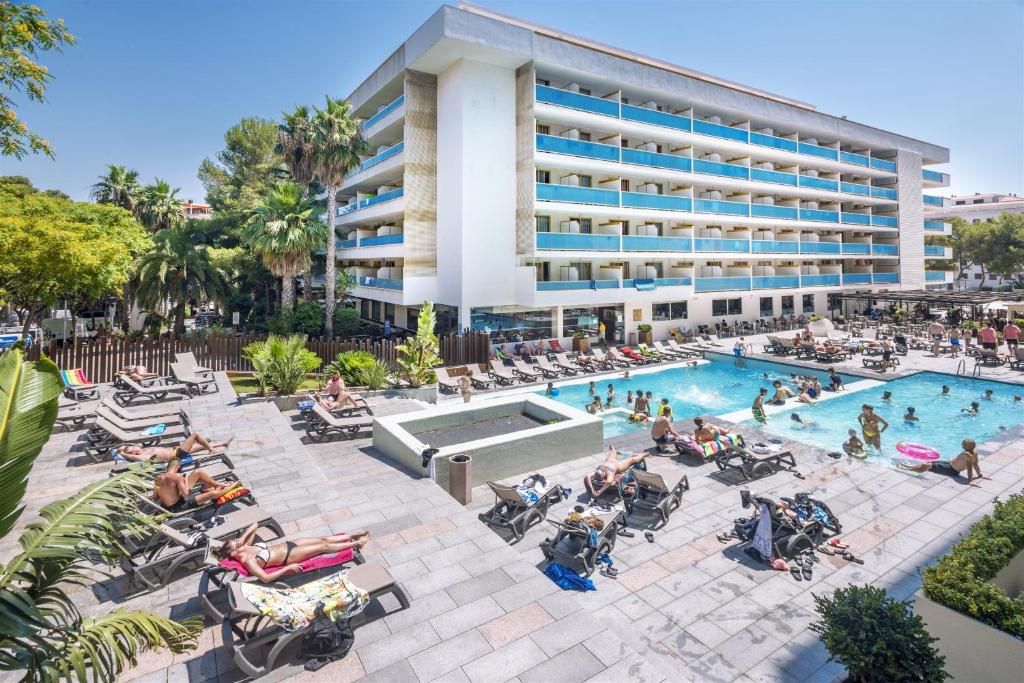 - une vue aérienne sur un hôtel avec des personnes à la piscine dans l'établissement 4R Salou Park Resort II, à Salou