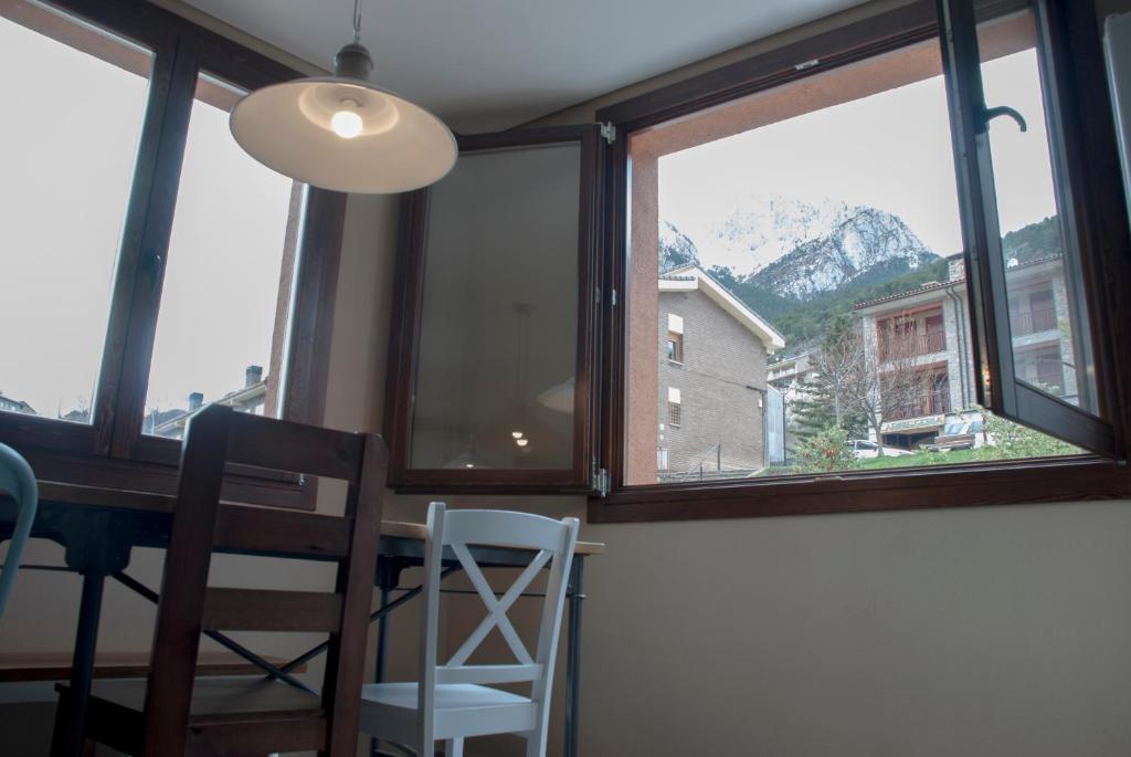 Nespecifikovaný výhled na hory nebo výhled na hory při pohledu z hostelu