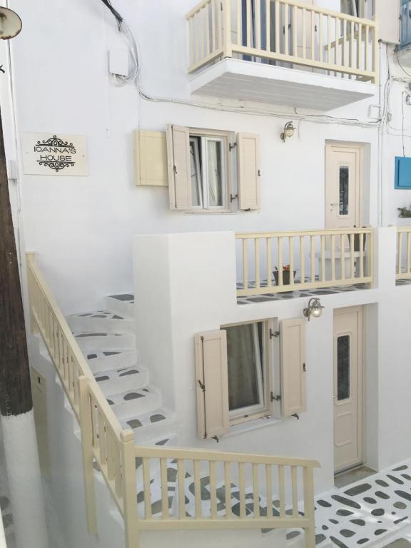 klatka schodowa w pokoju z białymi ścianami w obiekcie Ioanna's House w mieście Mykonos