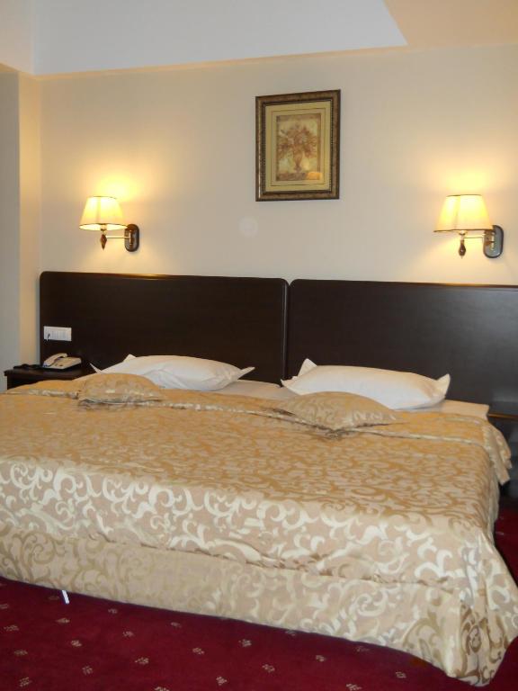 Una cama o camas en una habitación de Hotel Esplanada