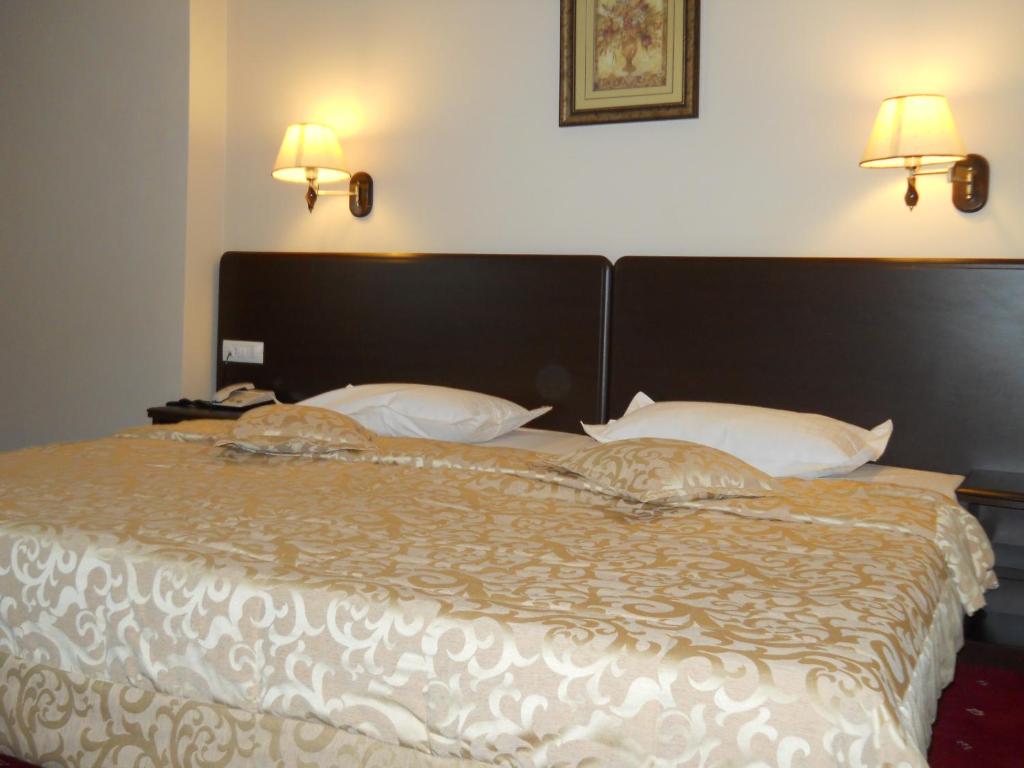 Una cama o camas en una habitación de Hotel Esplanada