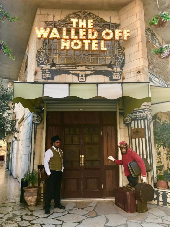 Επισκέπτες που μένουν στο The Walled Off Hotel