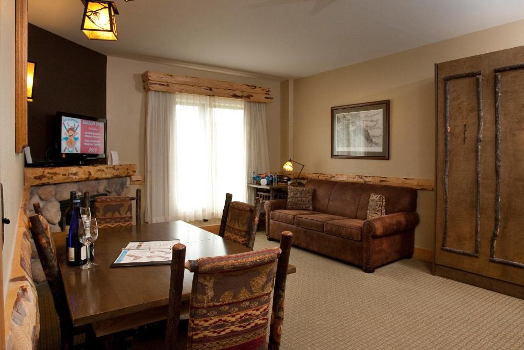 Hope Lake Lodge & Indoor Waterpark - Deluxe Family Suite