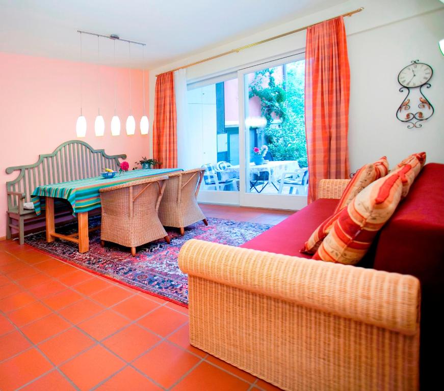 uma sala de estar com um sofá e uma mesa em Apartments im Garten - Haus Daniela em Graz