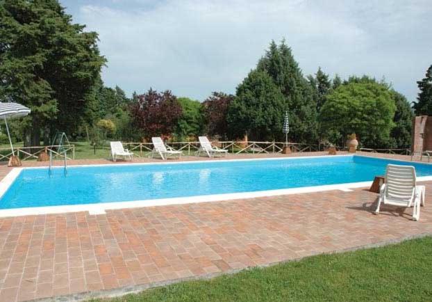 una piscina con 2 sillas y una mesa en Agritur Villa Osvaldo Castiglione Lago PG Piscina acqua salata, en Castiglione del Lago