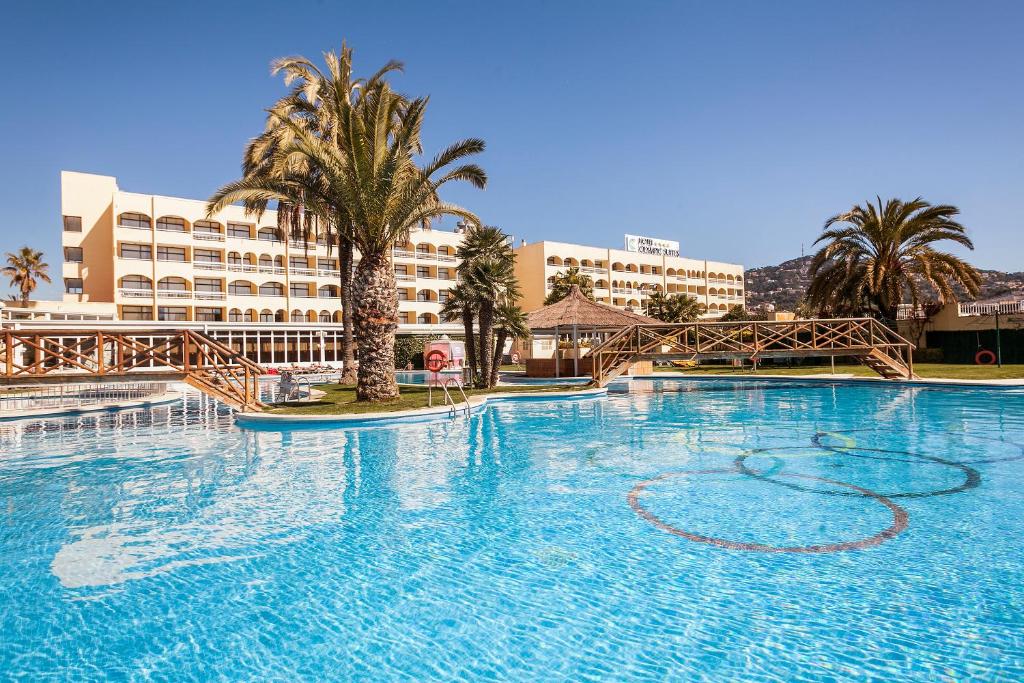 una gran piscina frente a un hotel en Evenia Olympic Suites, en Lloret de Mar