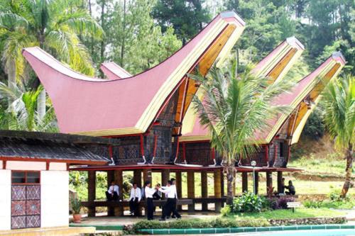 een groep mensen die buiten een gebouw staan bij Hotel Sahid Toraja in Makale