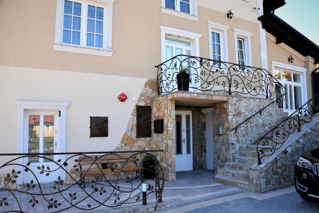 Willa Różana - Apartamenty i Pokoje Gościnne - 12