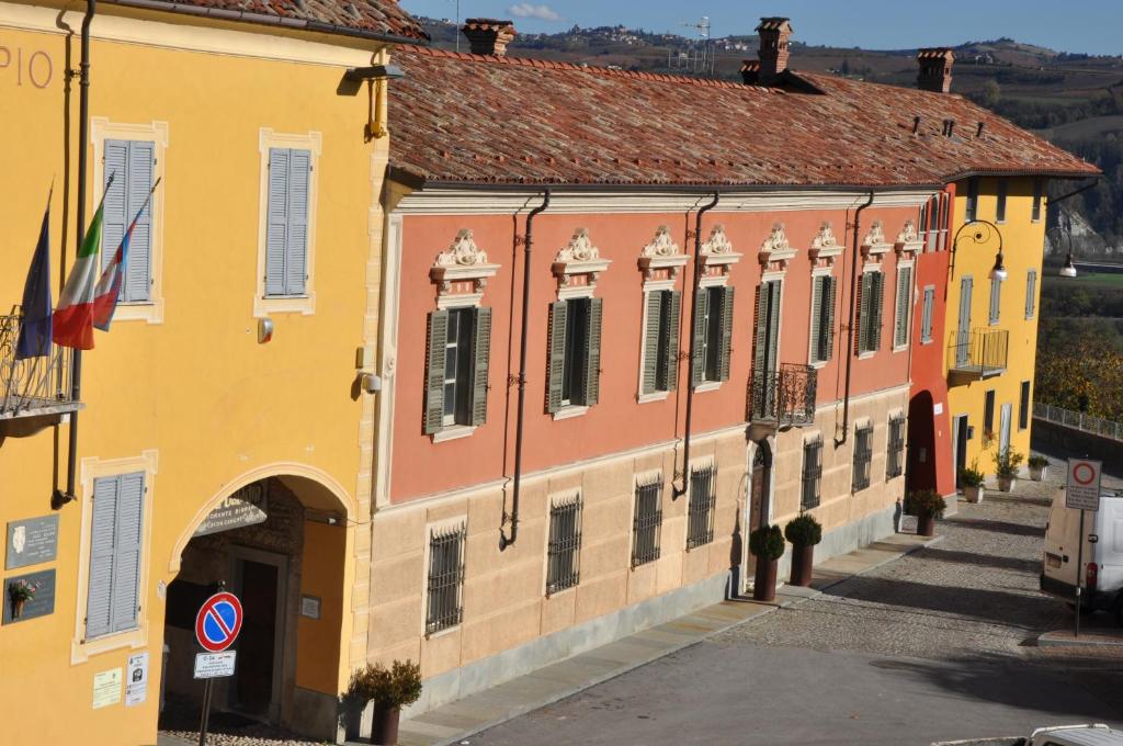 Piozzo的住宿－Antica Dimora Gallo Basteris，黄色和橙色建筑城镇的街道