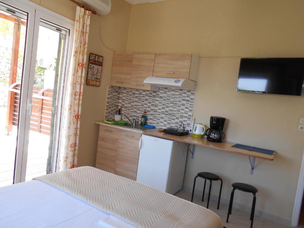 Zephyros Rooms And Apartments - Double Room With Terrace And Kitchenette