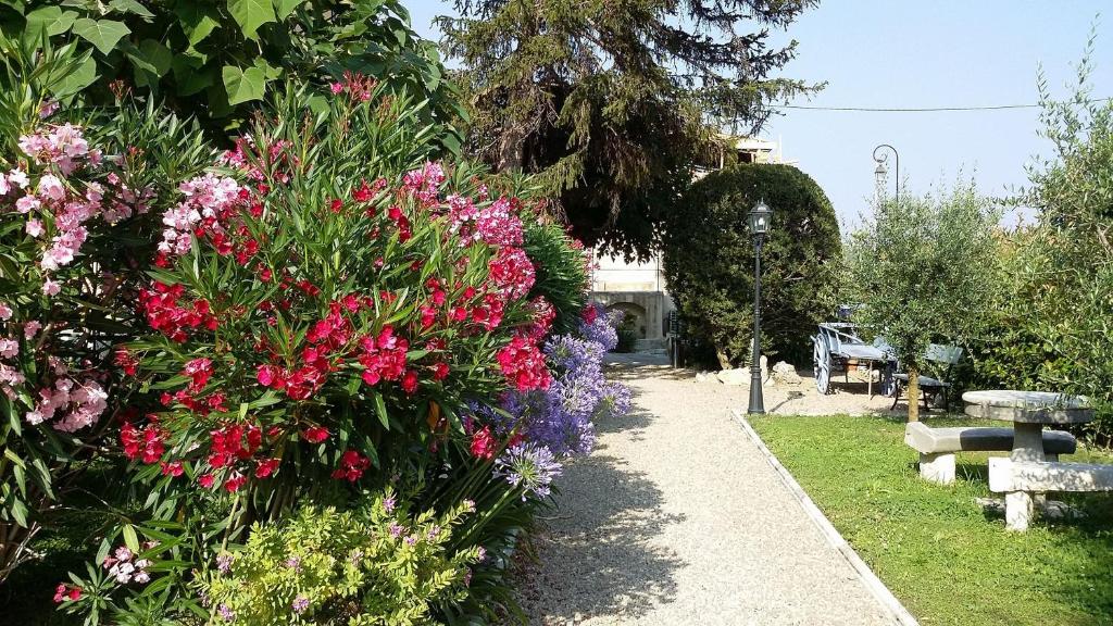 un jardin avec des fleurs et des bancs roses et violets dans l'établissement Bastide Marie Antoinette, à La Colle-sur-Loup