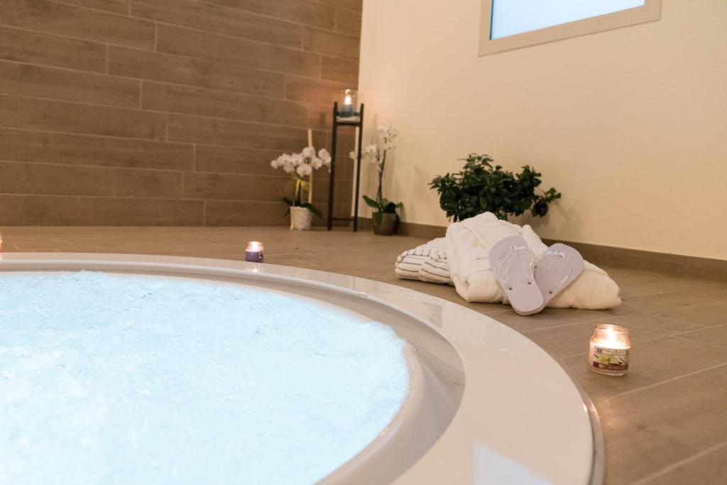 łazienka z wanną, ręcznikami i świecami w obiekcie Relais Dei Mandorli w Bergamo