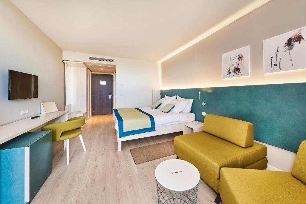 TV a/nebo společenská místnost v ubytování Hotel Sipar Plava Laguna