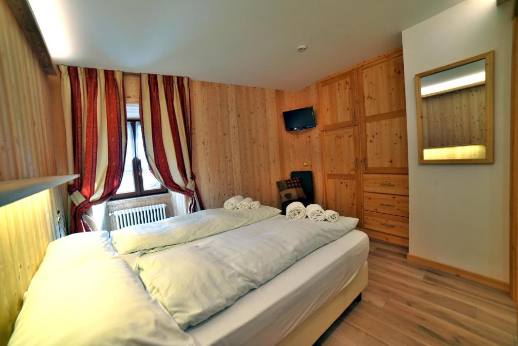 Łóżko lub łóżka w pokoju w obiekcie Albergo Stelvio