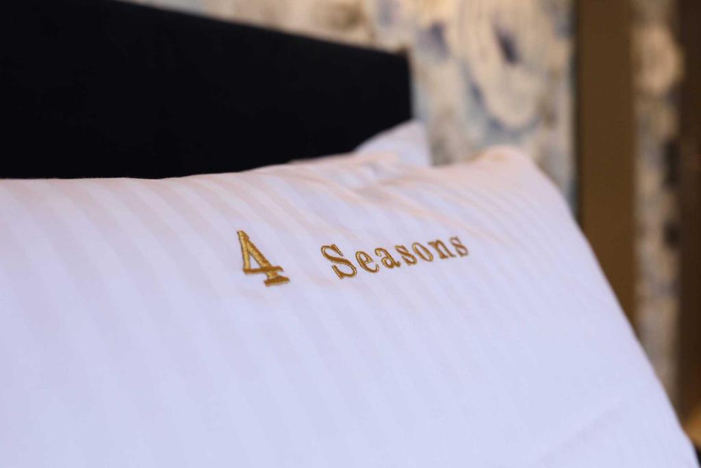 Łóżko lub łóżka w pokoju w obiekcie 4 Seasons Luxury Apartments