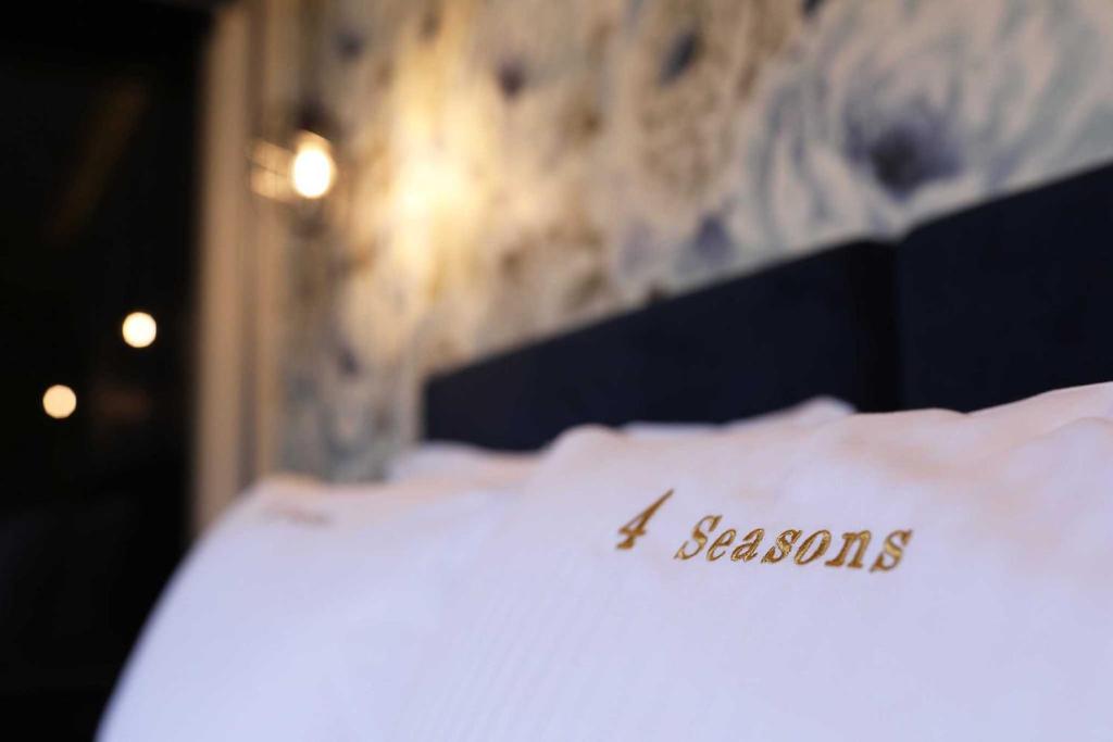 Łóżko lub łóżka w pokoju w obiekcie 4 Seasons Luxury Apartments