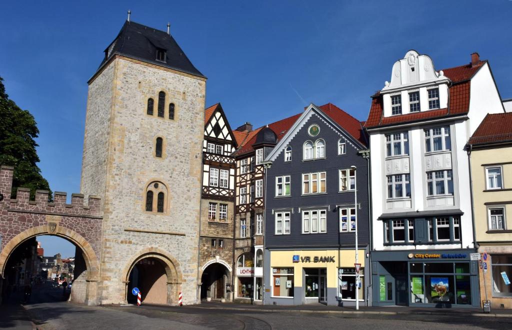 eine Gruppe von Gebäuden mit einem Uhrturm in der Unterkunft Carl.22 City Appartements in Eisenach