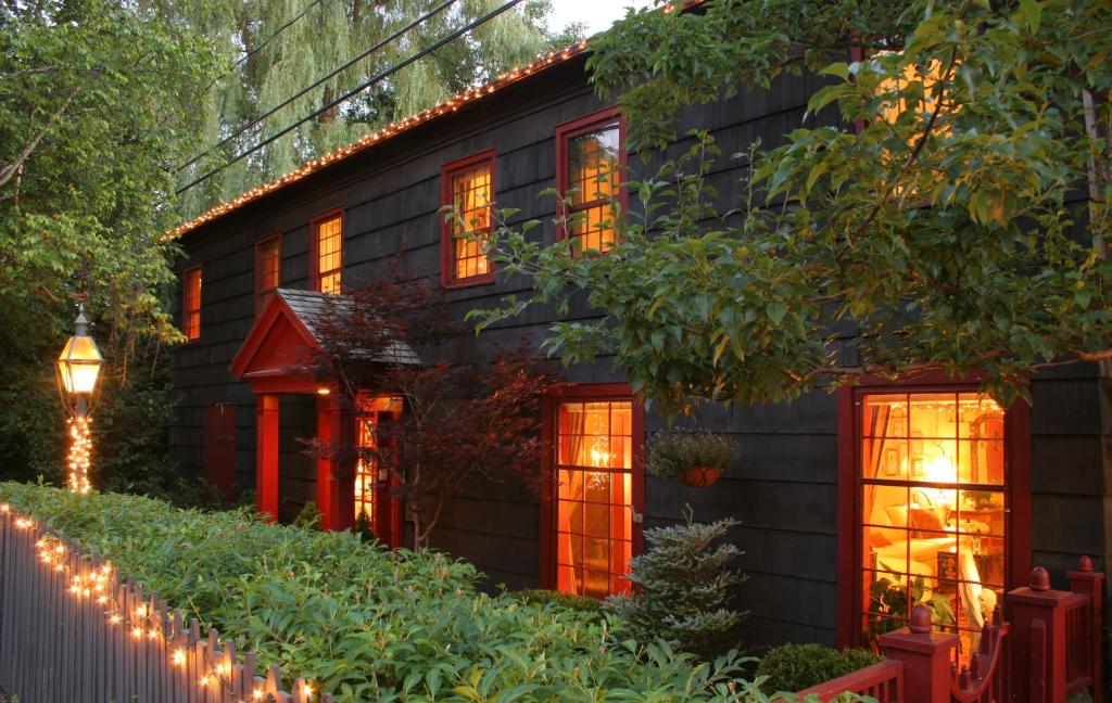 une maison avec des lumières de Noël devant elle dans l'établissement 1795 Acorn Inn Bed and Breakfast, à Canandaigua