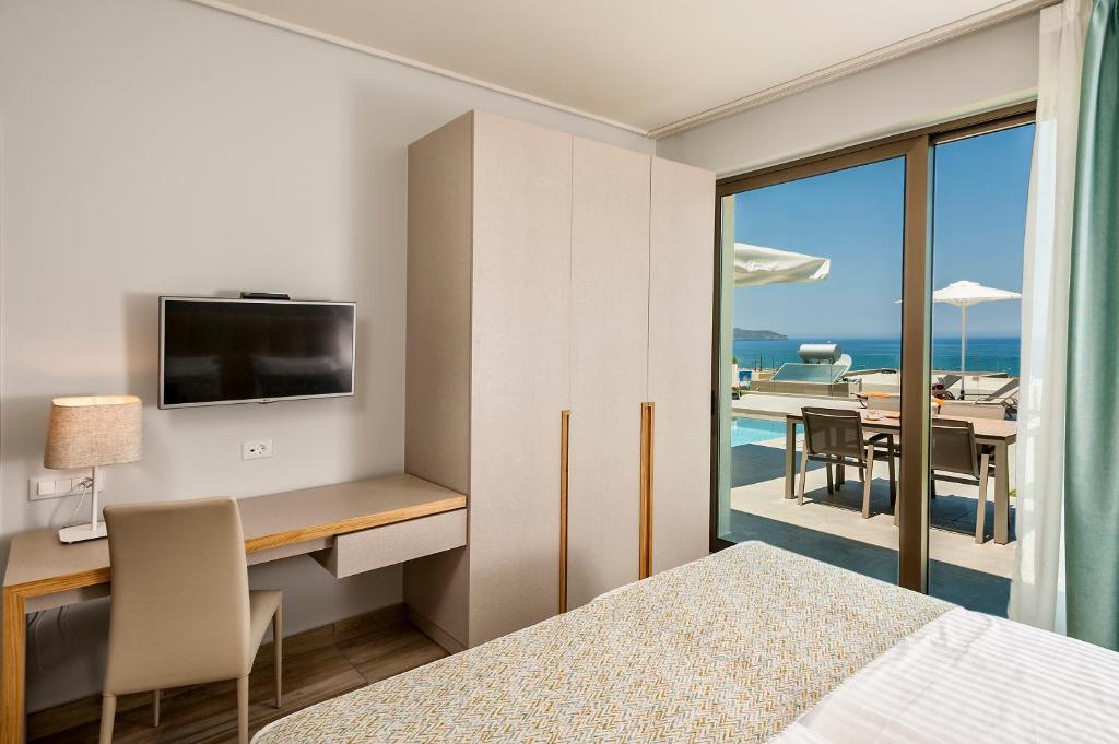 A television and/or entertainment centre at Eland Dream Villas