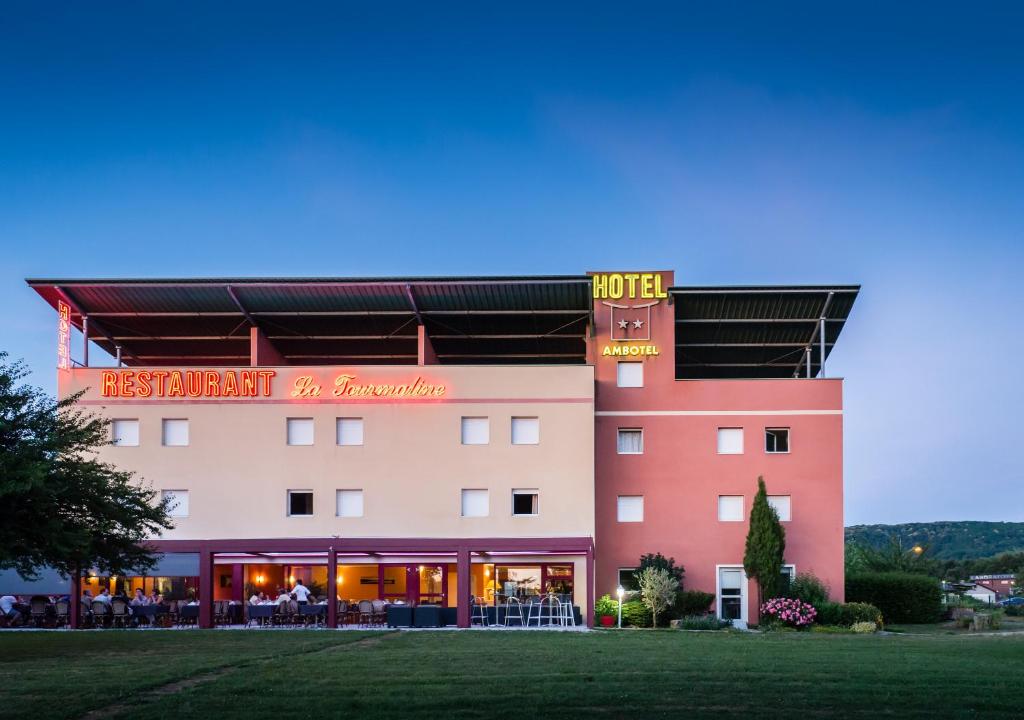 un bâtiment avec un restaurant et un hôtel dans l'établissement Hotel Ambotel, à Ambérieu-en-Bugey