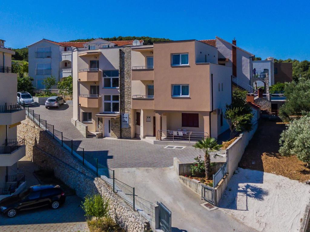 una casa con una macchina parcheggiata in un parcheggio di Apartments MARE a Trogir