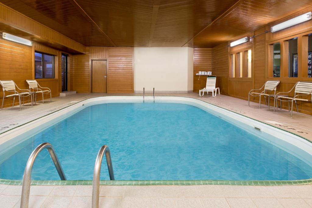 Der Swimmingpool an oder in der Nähe von Baymont by Wyndham Waterloo
