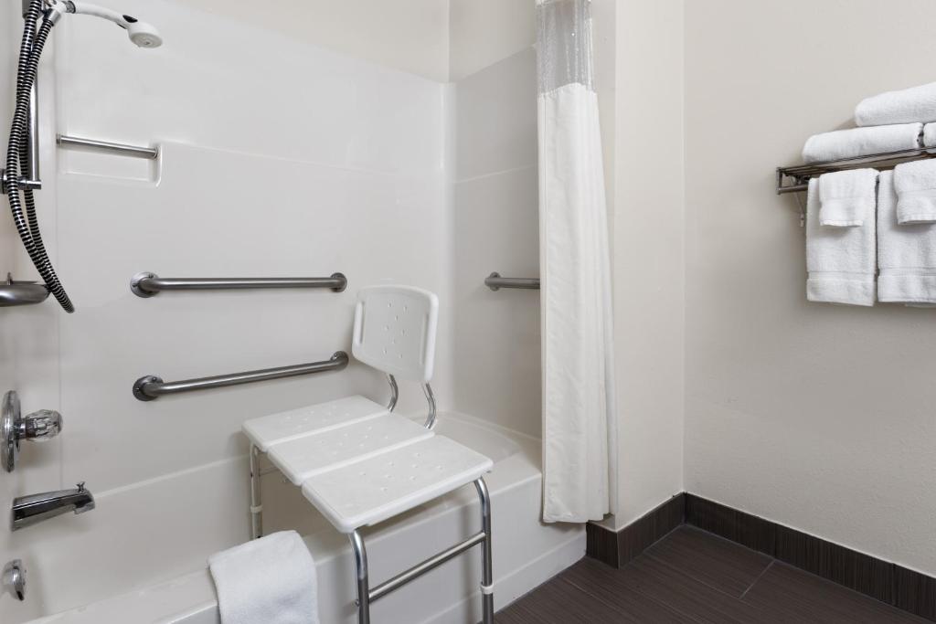 Ein Badezimmer in der Unterkunft Baymont by Wyndham Waterloo