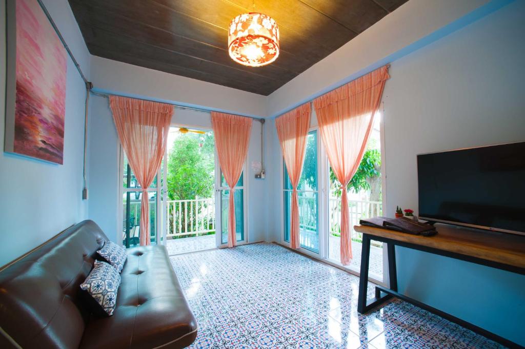TV a/nebo společenská místnost v ubytování Baan Chokdee Pai Resort