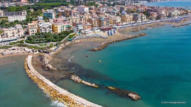 アンツィオにあるHappyHouseの海と建物のある海辺の空中景色