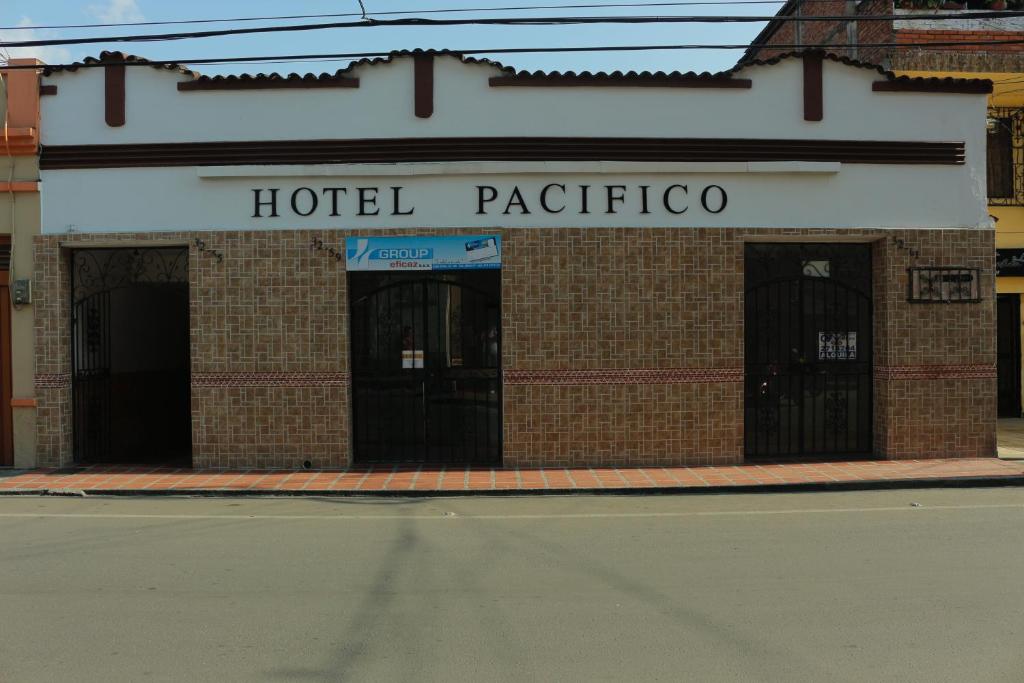 un hôtel patricolis au coin d'une rue dans l'établissement Hotel Pacifico, à Palmira