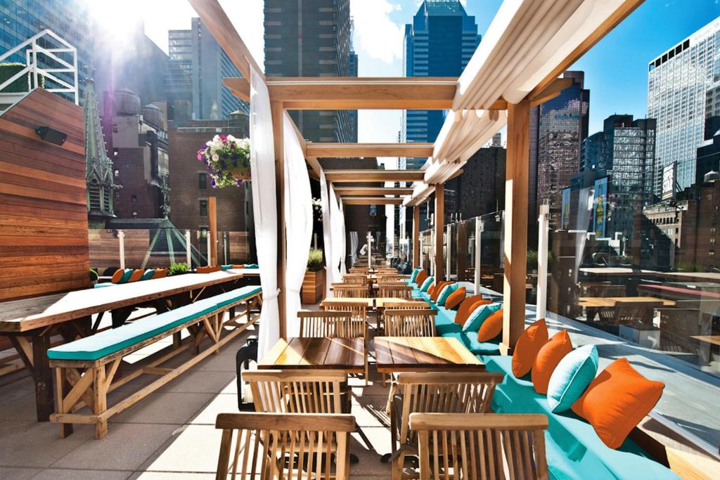 Um restaurante ou outro lugar para comer em Sanctuary Hotel New York