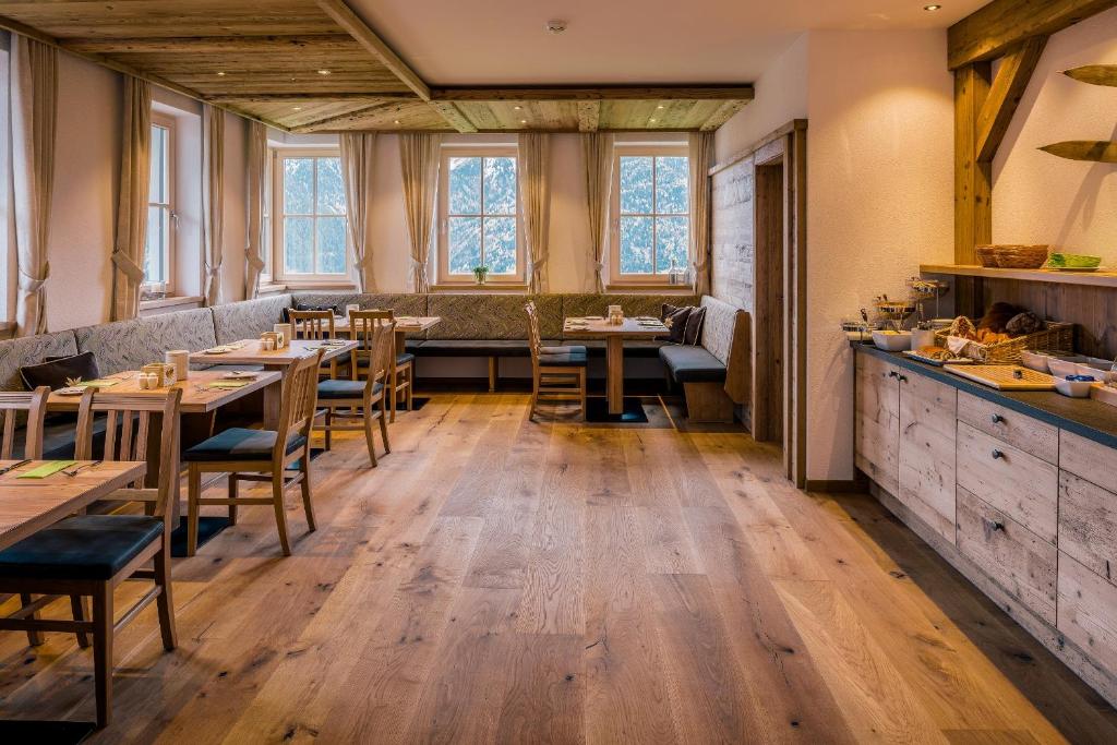 Reštaurácia alebo iné gastronomické zariadenie v ubytovaní Appartements Alexander