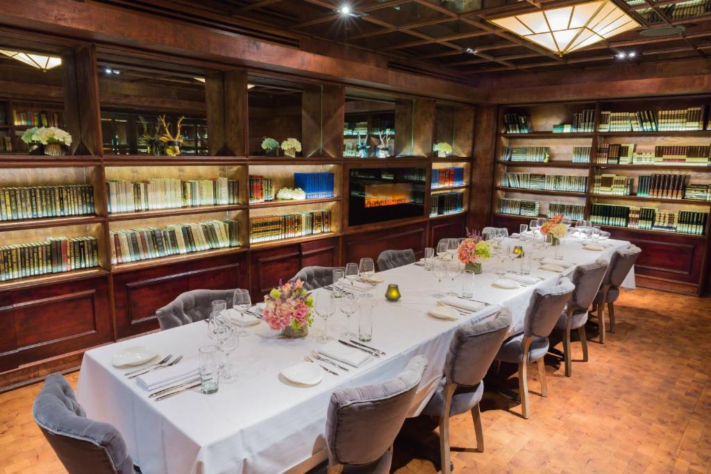 Um restaurante ou outro lugar para comer em Sanctuary Hotel New York