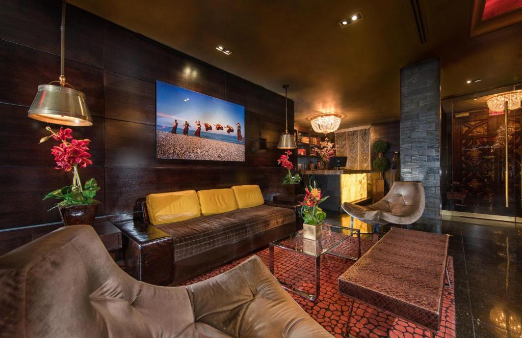Uma área de estar em Sanctuary Hotel New York