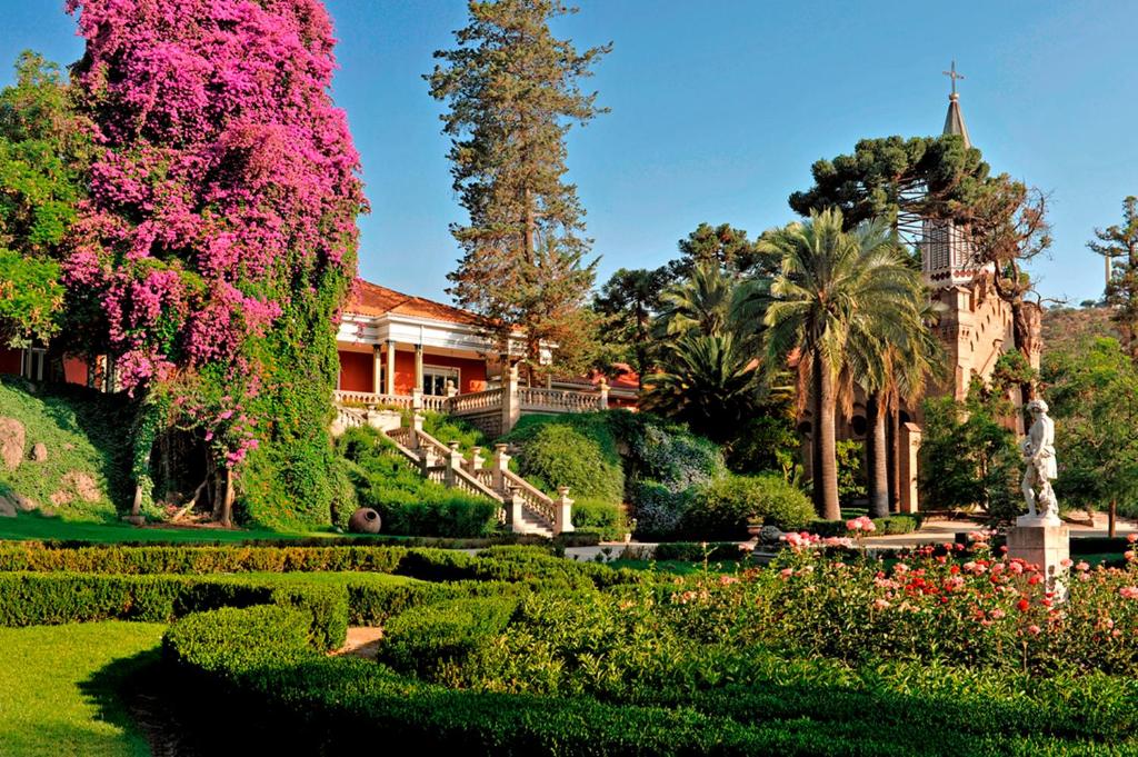 
a large garden with trees and shrubbery at Hotel Casa Real - Viña Santa Rita in Santiago
