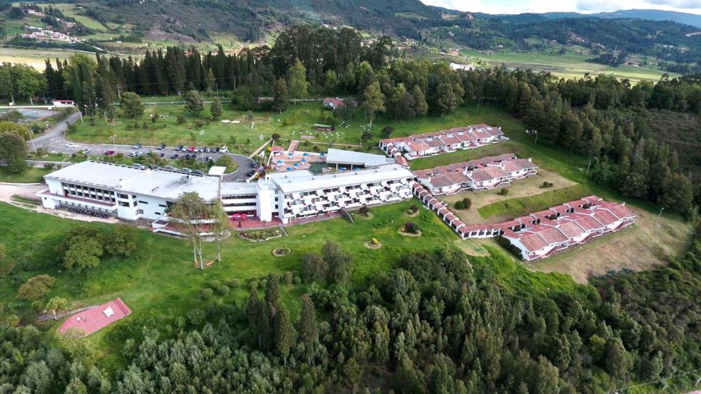 una vista aérea de un gran edificio sobre un campo en D'Acosta Hotel Sochagota, en Paipa