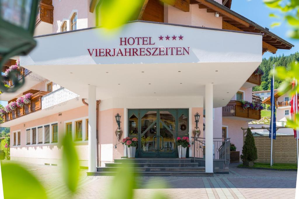 フラッハウにあるHotel Vierjahreszeitenのホテルのサインを持つホテル